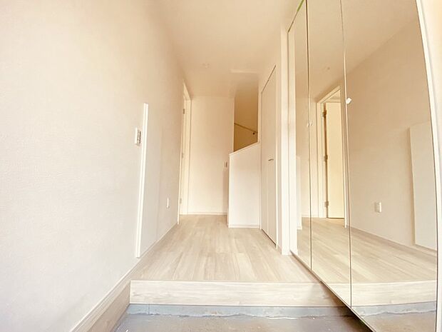 玄関はおうちの顔とも呼ばれる重要な場所！明るくスッキリと見える空間で住まう人を見送り、出迎えてくれます。 