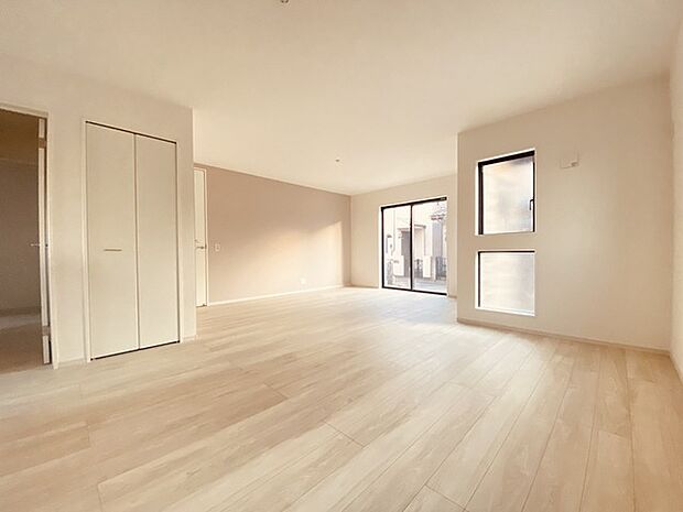 家族や友人、両親、親戚とこれから沢山の時間を紡ぐのだろう。そこを彩るのは窓から見える青い空、心地よい緑。そんなイメージが膨らむリビングスペース。