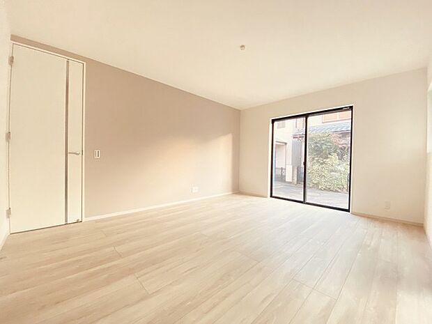 大きな開口部から明るい光が差し込むリビング。日中の室内の明るさがこの部屋の魅力です。