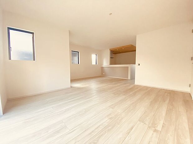 いつも家族の集まるリビングは広々とした21帖。通風・採光にも優れ、心安らぐ風と光がたえない空間。汎用性に富んだ居住スペースと、高揚感さえも与えてくれる住空間です。