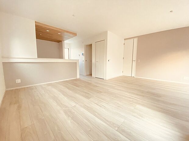 家族の集うリビングには色々な方向から光が差し込む設計に。家族のコミュニケーションが弾むスポットだから明るい雰囲気であってほしい。 