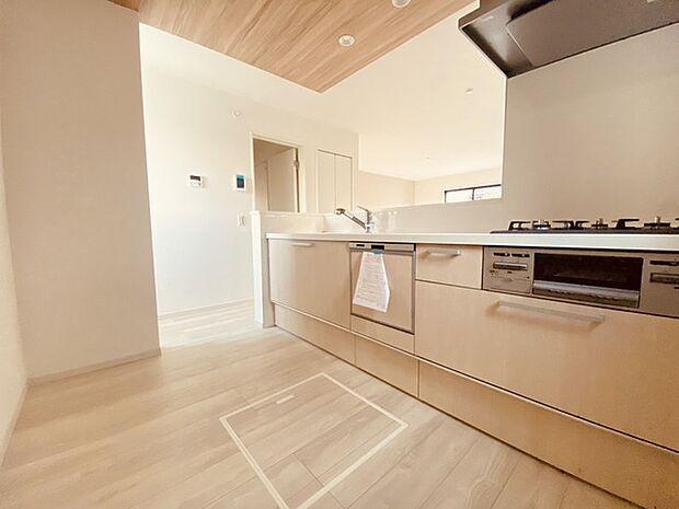 時短に活躍する食器洗浄機や一杯の水も楽しめる浄水器があるシステムキッチン。