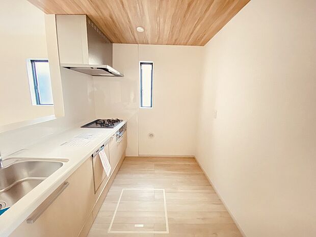 リビングにいる家族の顔が見渡せるカウンターキッチン。お料理もより一層おいしく、楽しく。食器棚を背面に設置しても十分な広さを確保しています。 