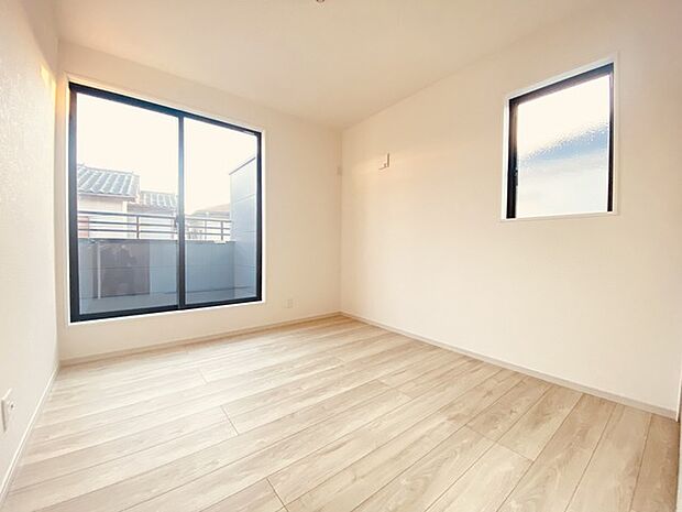 大きな開口部から明るい光が差し込む、日中の室内の明るさがこの部屋の魅力です。 