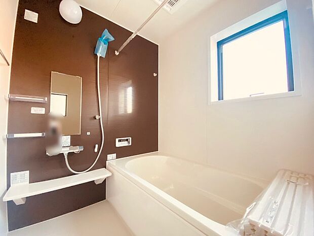 その日の疲れをゆっくりと落としてくれる場所、お子様との大事なひと時を楽しくしてくれる場所。曲線美も感じられるくつろぎのバスタブは、半身浴も楽しめる居心地の良さ。