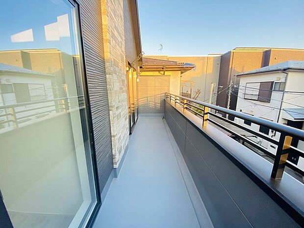 広めのバルコニーは風通しも良くお洗濯物もしっかりと干すことができます！ 