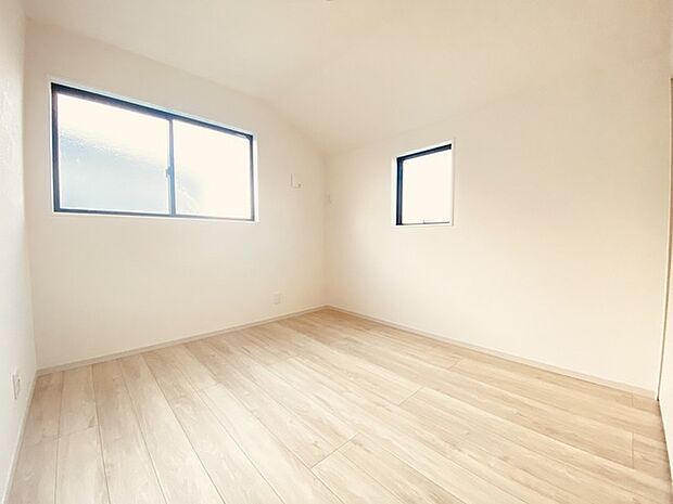 2面採光を確保した明るい室内は、爽やかな風を感じる居心地の良い空間です。