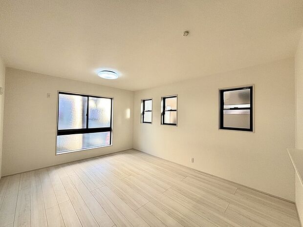 家族団欒のリビング。陽光差し込む食卓には家族の会話とスマイルが溢れます。いつまでもここで食卓を囲みたくなる、そう感じさせてくれるスペース。 