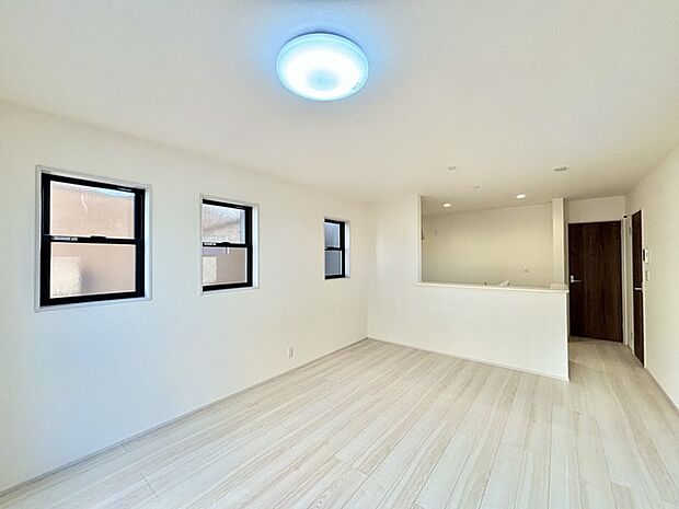 家族が一番集まる場所だから広々としつつも素敵な空間であって欲しい。皆がくつろぐリビングからキッチンまでが一つに繋がる空間。 