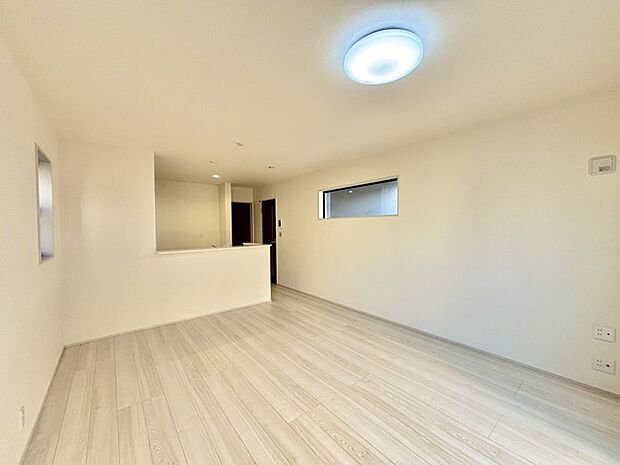 家族団欒のリビング。陽光差し込む食卓には家族の会話とスマイルが溢れます。いつまでもここで食卓を囲みたくなる、そう感じさせてくれるスペース。 