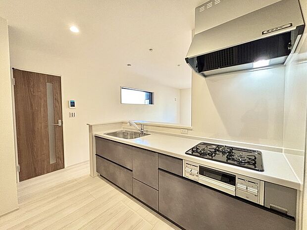 家族が一番集まる場所だから広々としつつも素敵な空間であって欲しい。皆がくつろぐリビングからキッチンまでが一つに繋がる空間。