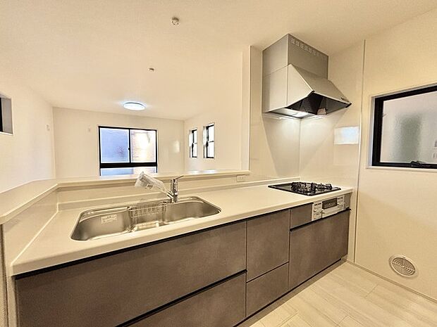 キッチンはオープンカフェスタイルだからリビングとの一体感はバッチリ。毎日のお料理時間も楽しくなりそうです。