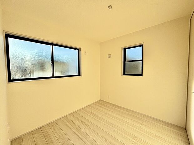 衣類の整理整頓に嬉しいクローゼット付きのお部屋。お子様のお部屋としても便利です。 