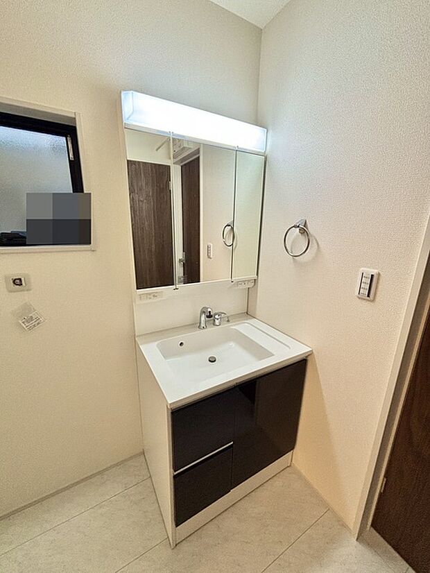 お出かけ前の身だしなみに一歩差がつく三面鏡。ミラー裏にはたっぷり収納もございます。 