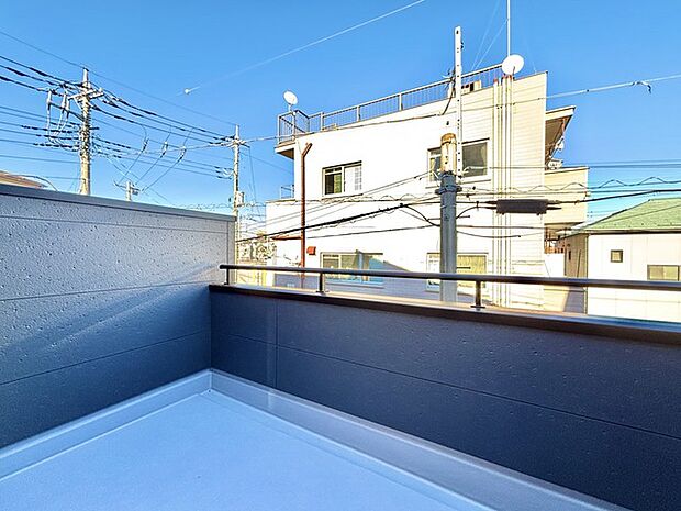 広めのバルコニーは風通しも良くお洗濯物もしっかりと干すことができます!