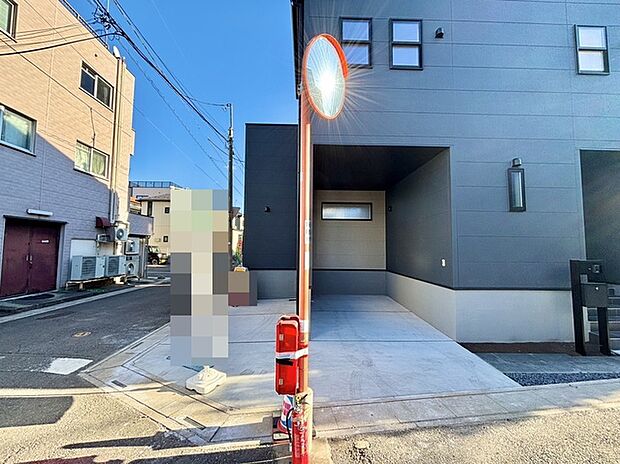 セカンドカーや来客時にも便利なカースペース2台分ございます。 ※カーブミラーは移設予定です。