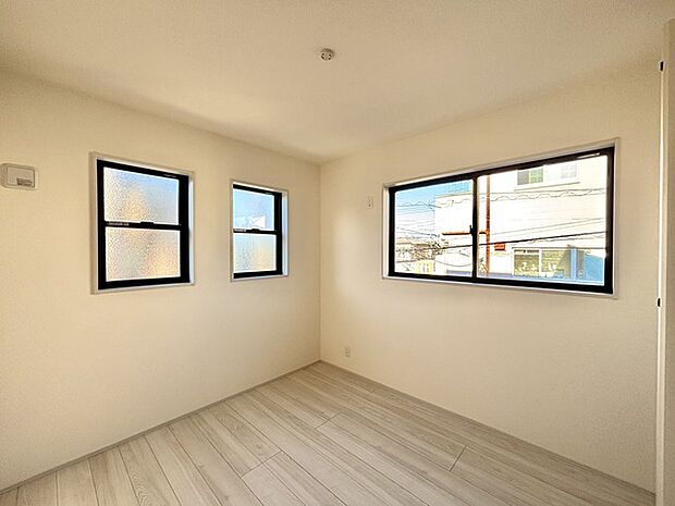 どんな家具にでも相性が良い清潔感ある白色調のクロスを採用。主張しすぎない配色、耐久性にも優れた床材は日々のメンテナンスも楽に、快適に過ごして頂けるよう考えられています。