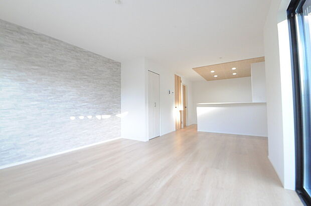 家族の集うリビングには色々な方向から光が差し込む設計に。家族のコミュニケーションが弾むスポットだから明るい雰囲気であってほしい。 