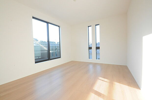 どんな家具にでも相性が良い清潔感ある白色調のクロスを採用。主張しすぎない配色、耐久性にも優れた床材は日々のメンテナンスも楽に、快適に過ごして頂けるよう考えられています。 