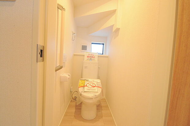 ウォシュレット機能付きのトイレ。換気のしやすい窓付きで、収納もあり実用性も兼ね備えた造り。 