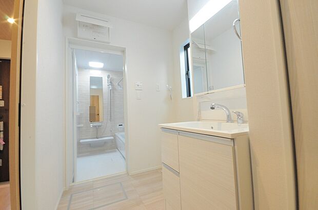 使い勝手の良い洗面台、窓があることで換気もしやすく清潔感のある空間を保てます。 