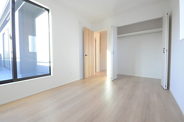 大きな開口部から明るい光が差し込む、日中の室内の明るさがこの部屋の魅力です。 