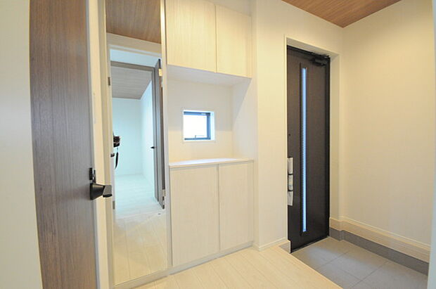 明るく開放的な玄関、靴の脱ぎ履きもしやすく、収納も豊富でご家族皆様の靴をスッキリ収納できます。 