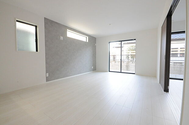 家族や友人、両親、親戚とこれから沢山の時間を紡ぐのだろう。そこを彩るのは窓から見える青い空、心地よい緑。そんなイメージが膨らむリビングスペース。 