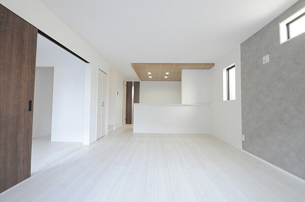 リビングにいる家族の顔が見渡せるカウンターキッチン。お料理もより一層おいしく、楽しく。食器棚を背面に設置しても十分な広さを確保しています。 