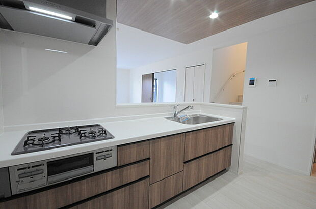 家族団欒のリビング。陽光差し込む食卓には家族の会話とスマイルが溢れます。いつまでもここで食卓を囲みたくなる、そう感じさせてくれるスペース。 