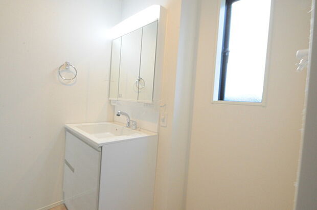 使い勝手の良い洗面台、窓があることで換気もしやすく清潔感のある空間を保てます。 