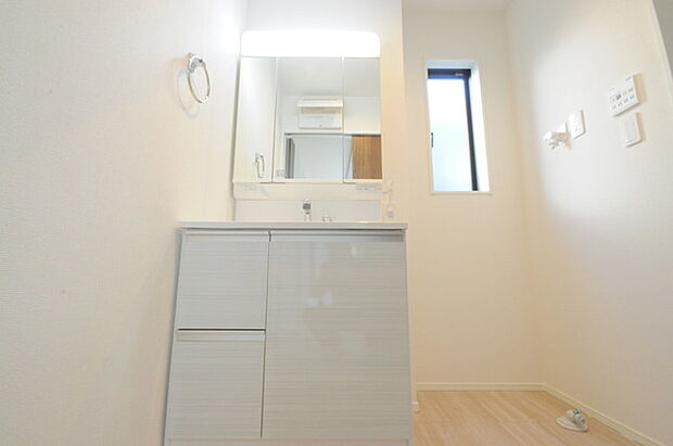 お出かけ前の身だしなみに一歩差がつく三面鏡。ミラー裏にはたっぷり収納もございます。 