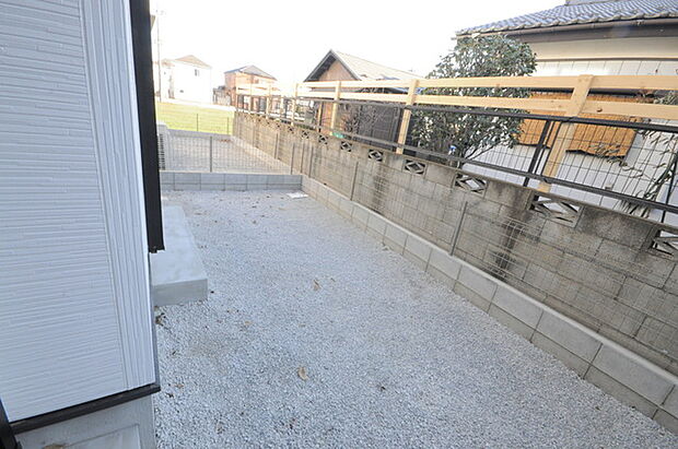 戸建てならではのお庭スペース。BBQやガーデニング、お子様のプールなど、、、、様々な楽しみ方ができるプライベート空間。ご家族皆さままで思いっきりお楽しみください。 