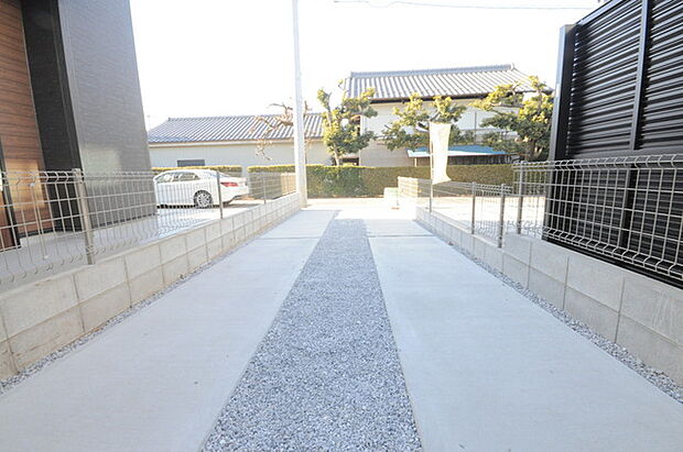 セカンドカーや来客時にも便利なカースペース2台分ございます。 