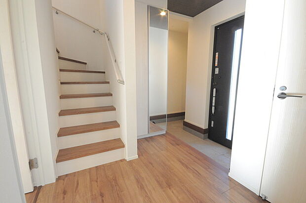 明るく開放的な玄関、靴の脱ぎ履きもしやすく、収納も豊富でご家族皆様の靴をスッキリ収納できます。