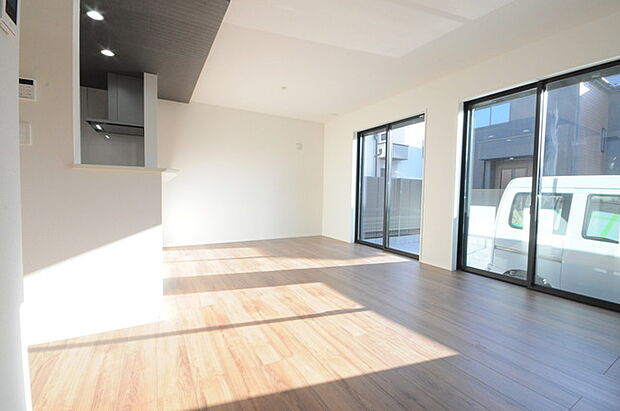 家族や友人、両親、親戚とこれから沢山の時間を紡ぐのだろう。そこを彩るのは窓から見える青い空、心地よい緑。そんなイメージが膨らむリビングスペース。 