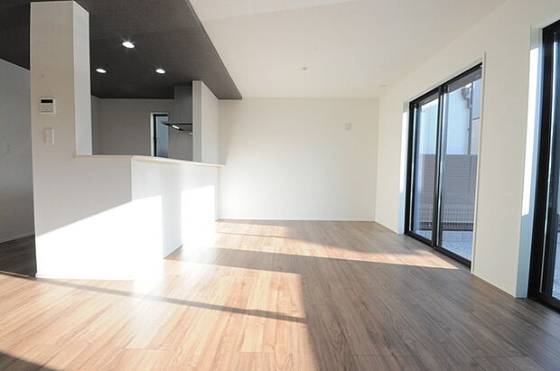 家族団欒のリビング。陽光差し込む食卓には家族の会話とスマイルが溢れます。いつまでもここで食卓を囲みたくなる、そう感じさせてくれるスペース。