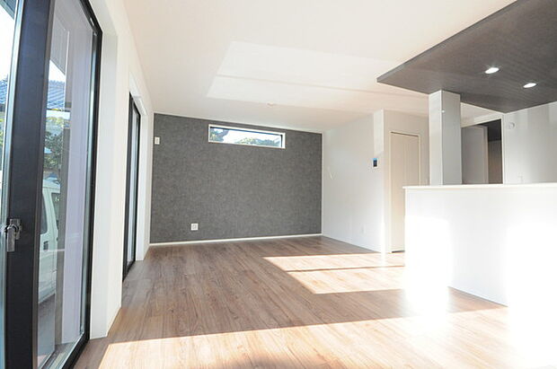 家族が一番集まる場所だから広々としつつも素敵な空間であって欲しい。皆がくつろぐリビングからキッチンまでが一つに繋がる空間。