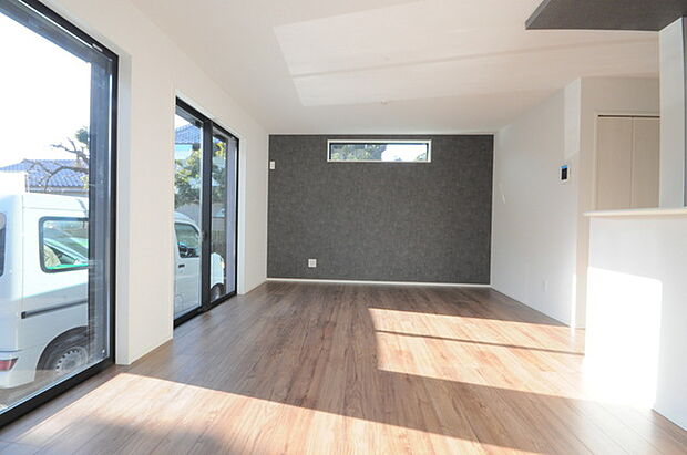 家族の集うリビングには色々な方向から光が差し込む設計に。家族のコミュニケーションが弾むスポットだから明るい雰囲気であってほしい。 