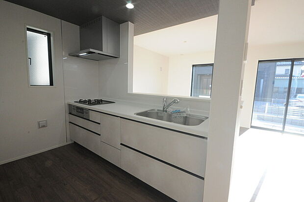 家族団欒のリビング。陽光差し込む食卓には家族の会話とスマイルが溢れます。いつまでもここで食卓を囲みたくなる、そう感じさせてくれるスペース。 