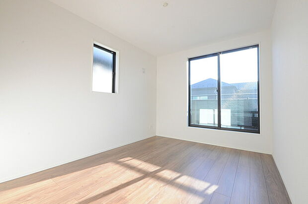 どんな家具にでも相性が良い清潔感ある白色調のクロスを採用。主張しすぎない配色、耐久性にも優れた床材は日々のメンテナンスも楽に、快適に過ごして頂けるよう考えられています。 