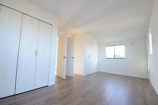 衣類の整理整頓に嬉しいクローゼット付きのお部屋。お子様のお部屋としても便利です。 