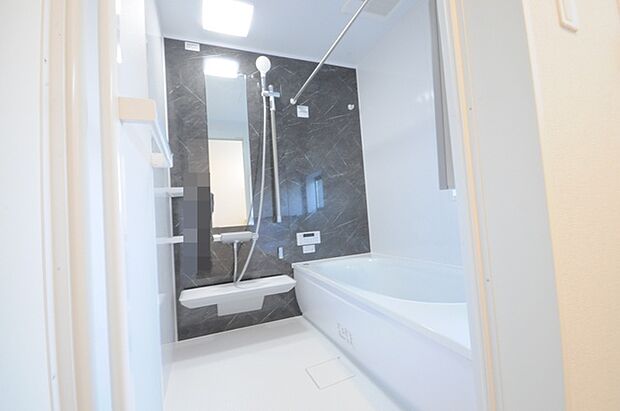 花粉や雨の日、寒い冬の時期に嬉しい浴室乾燥機。換気機能で入浴時に湿気を換気しカビの防止にもなります。