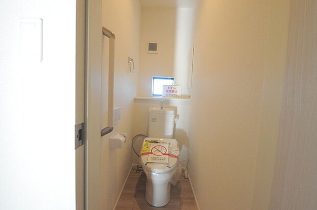 ウォシュレット機能付きのトイレ。換気のしやすい窓付きで、収納もあり実用性も兼ね備えた造り。 