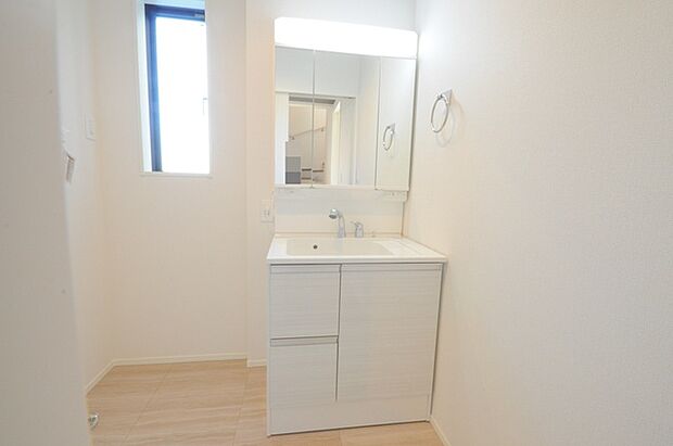 使い勝手の良い洗面台、窓があることで換気もしやすく清潔感のある空間を保てます。