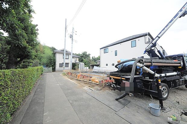 セカンドカーや来客時にも便利なカースペース3台分ございます。 