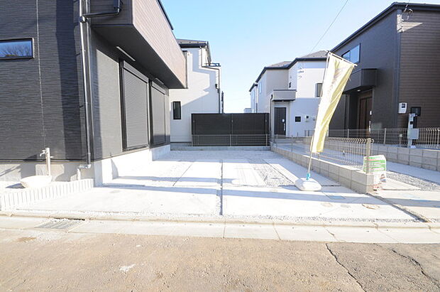 セカンドカーや来客時にも便利なカースペース2台分ございます。 