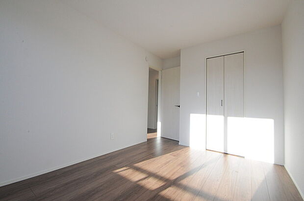 大きな開口部から明るい光が差し込む、日中の室内の明るさがこの部屋の魅力です。