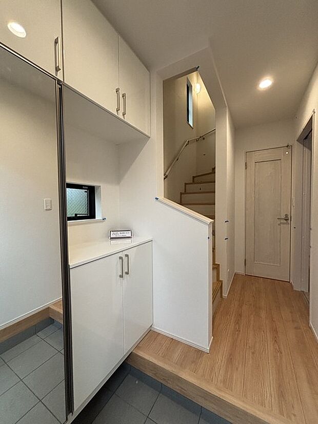 玄関はおうちの顔とも呼ばれる重要な場所！明るくスッキリと見える空間で住まう人を見送り、出迎えてくれます。 