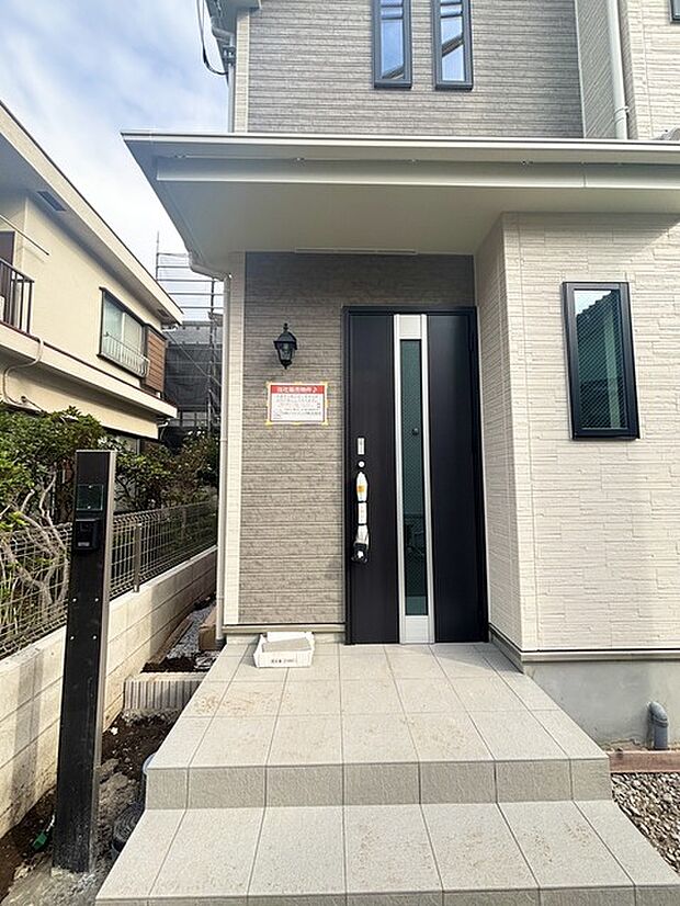 玄関はおうちの顔とも呼ばれる重要な場所！明るくスッキリと見える空間で住まう人を見送り、出迎えてくれます。 